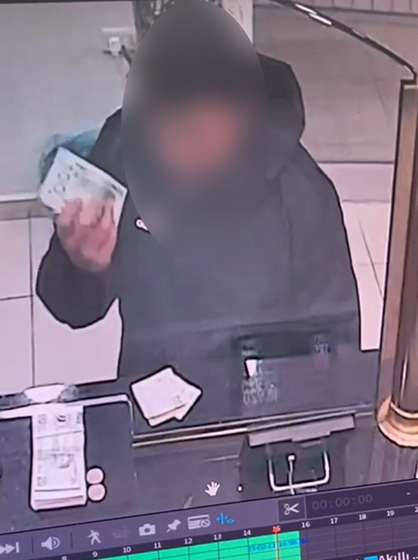 Yalova&rsquo;da yere d&uuml;ş&uuml;r&uuml;len bin 530 doları &ccedil;alan ş&uuml;pheli kamerada
