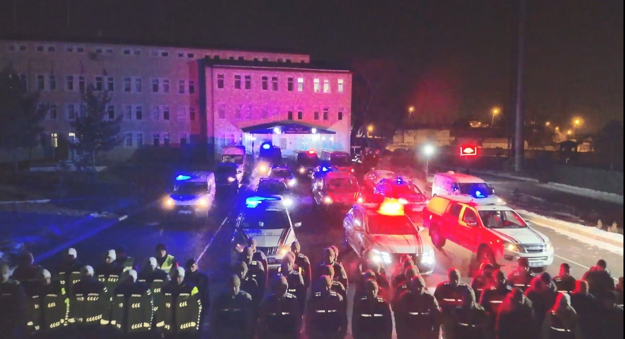 Kars&rsquo;ta jandarmadan 30 adrese eşzamanlı operasyon
