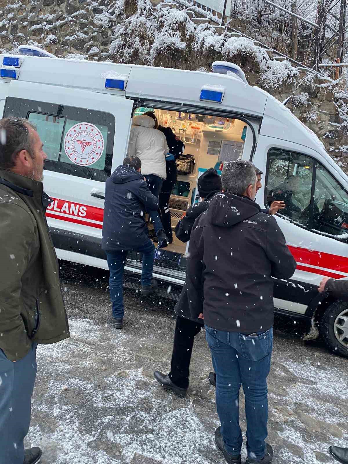 Kontrolden &ccedil;ıkan halk otob&uuml;s&uuml; kalenin duvarına &ccedil;arptı: 4 yaralı
