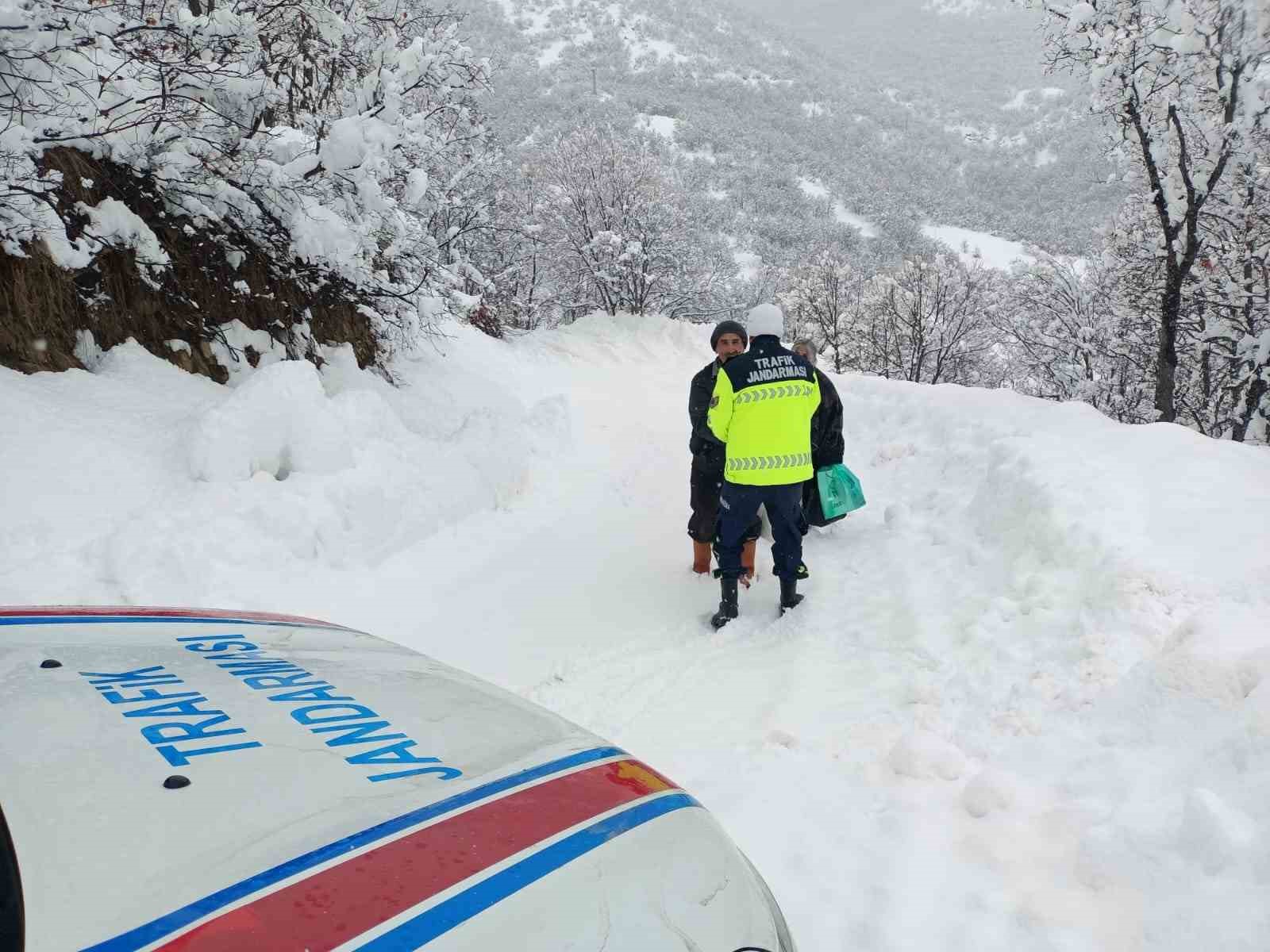 Kar yağışı nedeniyle hastaneye gidemeyen vatandaş için jandarma devreye girdi