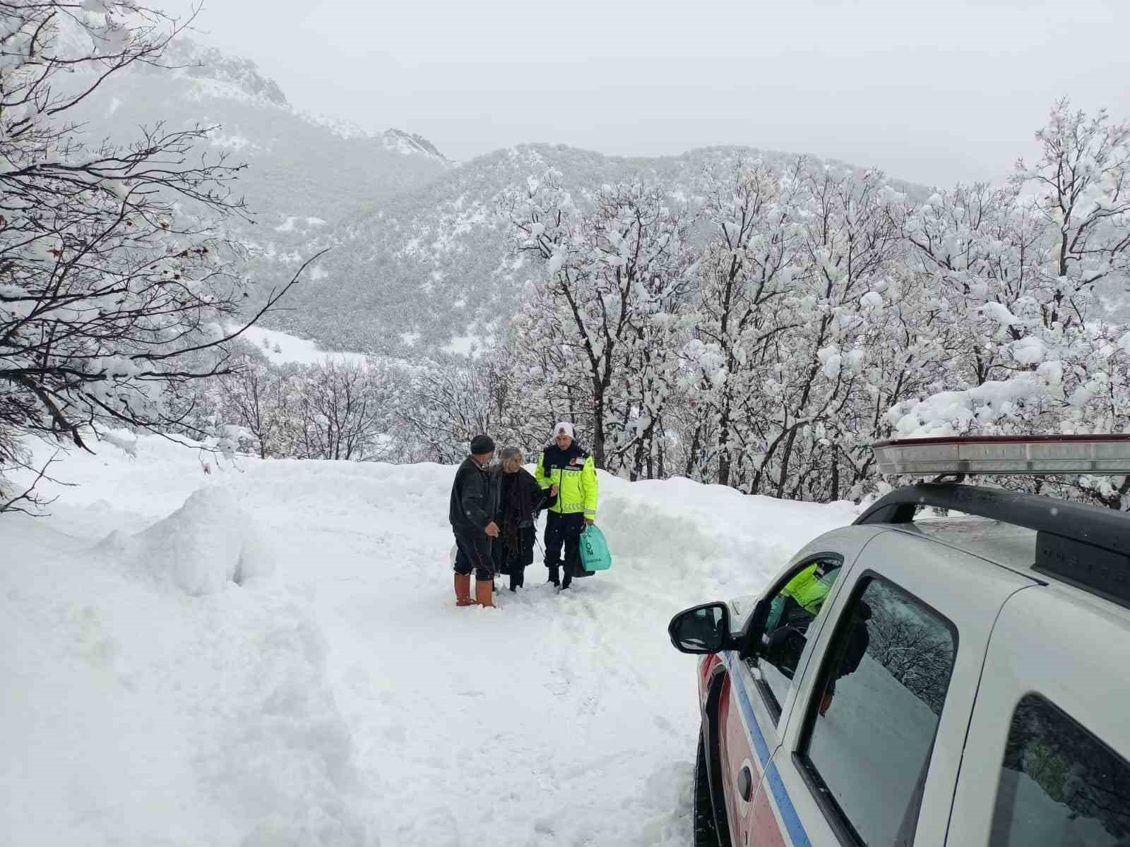 Kar yağışı nedeniyle hastaneye gidemeyen vatandaş i&ccedil;in jandarma devreye girdi
