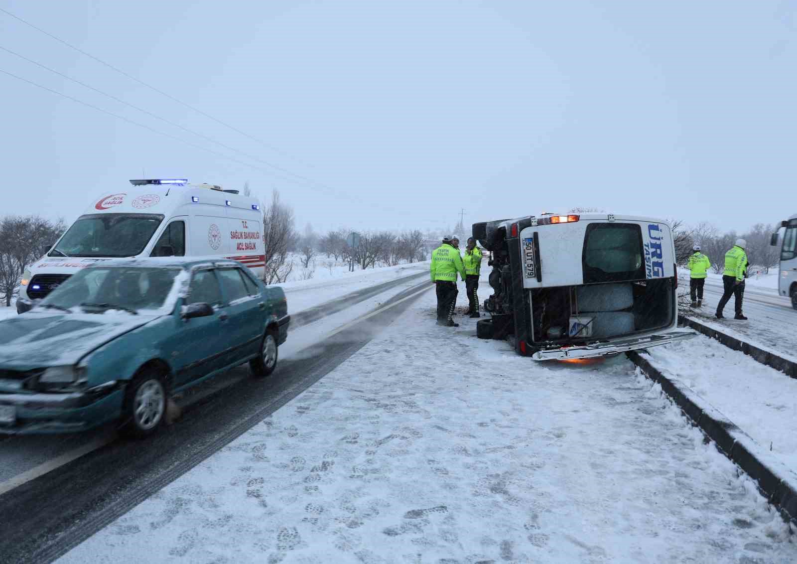 Nevşehir’de kontrolden çıkan minibüs devrildi: 6 yaralı