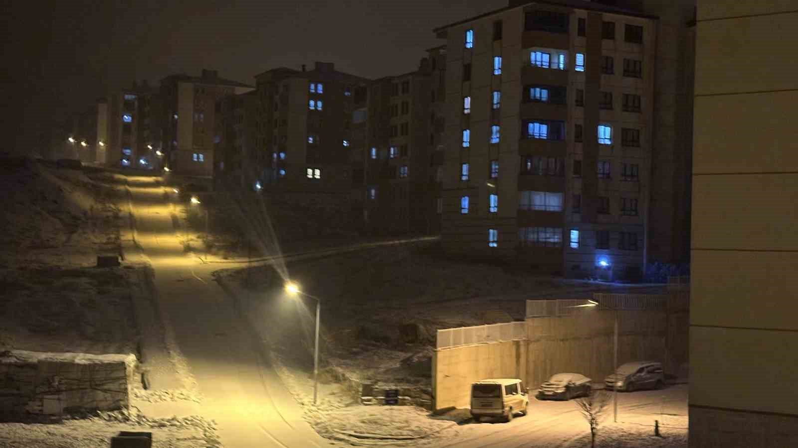 Hakkari ve ilçelerinde eğitime kar engeli
