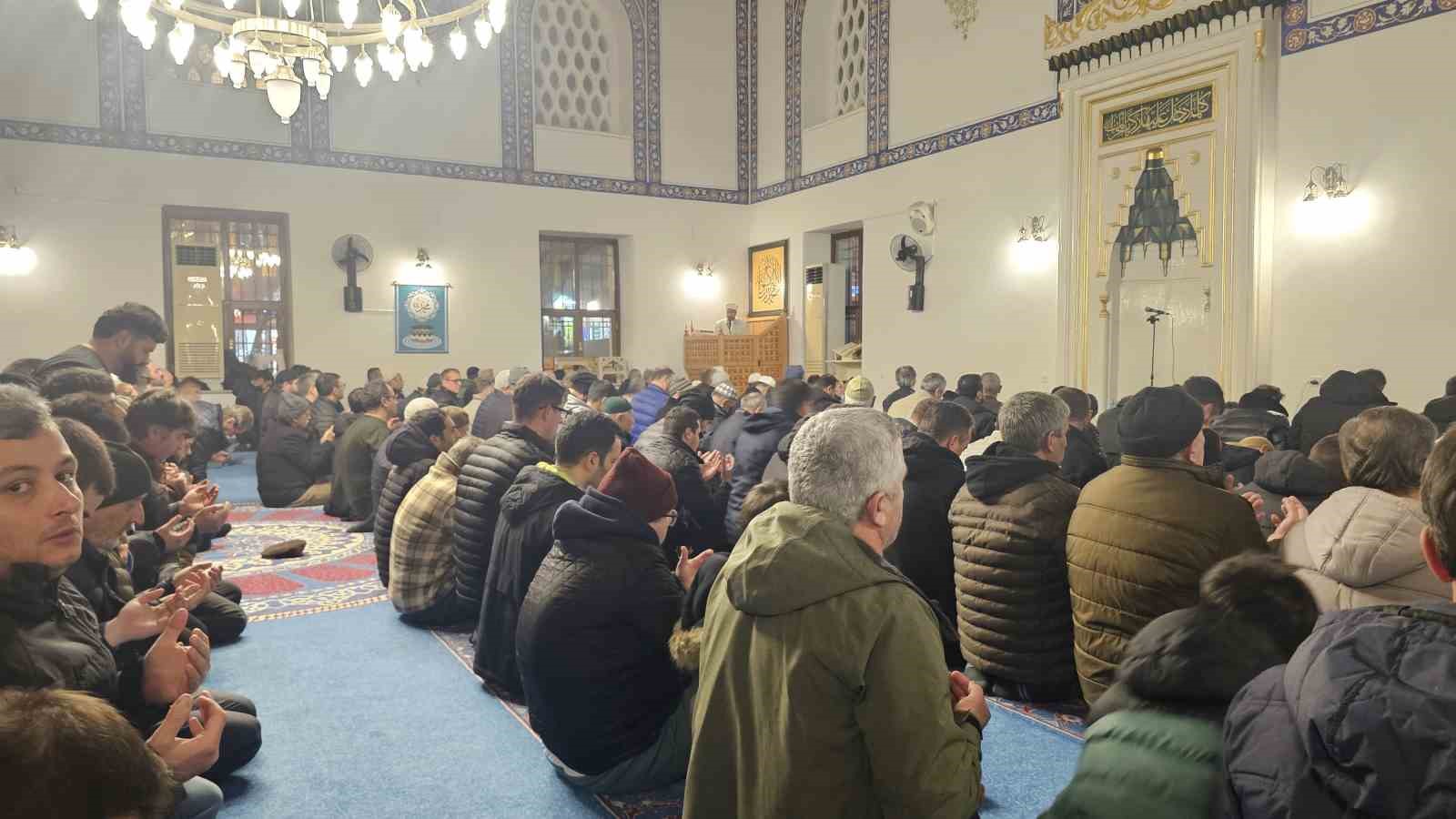 Bandırmalılar Berat Kandili’nde camileri doldurdu