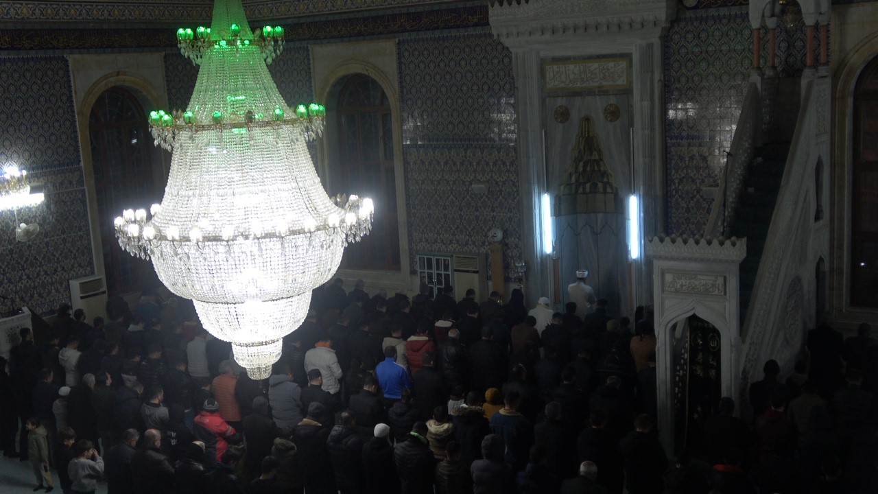 Kilisliler Berat Kandili’nde camilere akın etti
