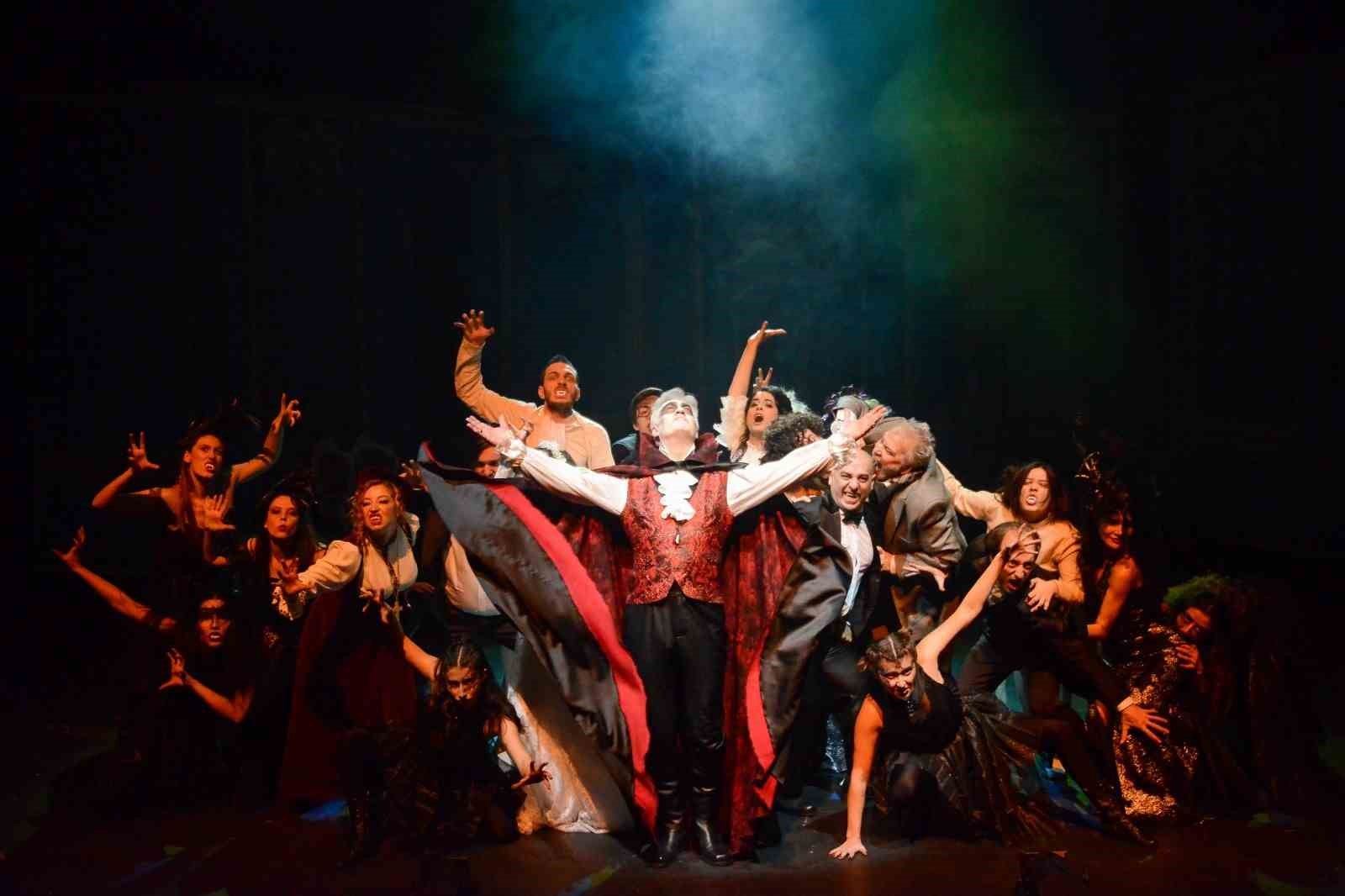 Devlet Tiyatroları’nda "Dracula: Bir Dehşet Komedisi" yarın sahne alacak