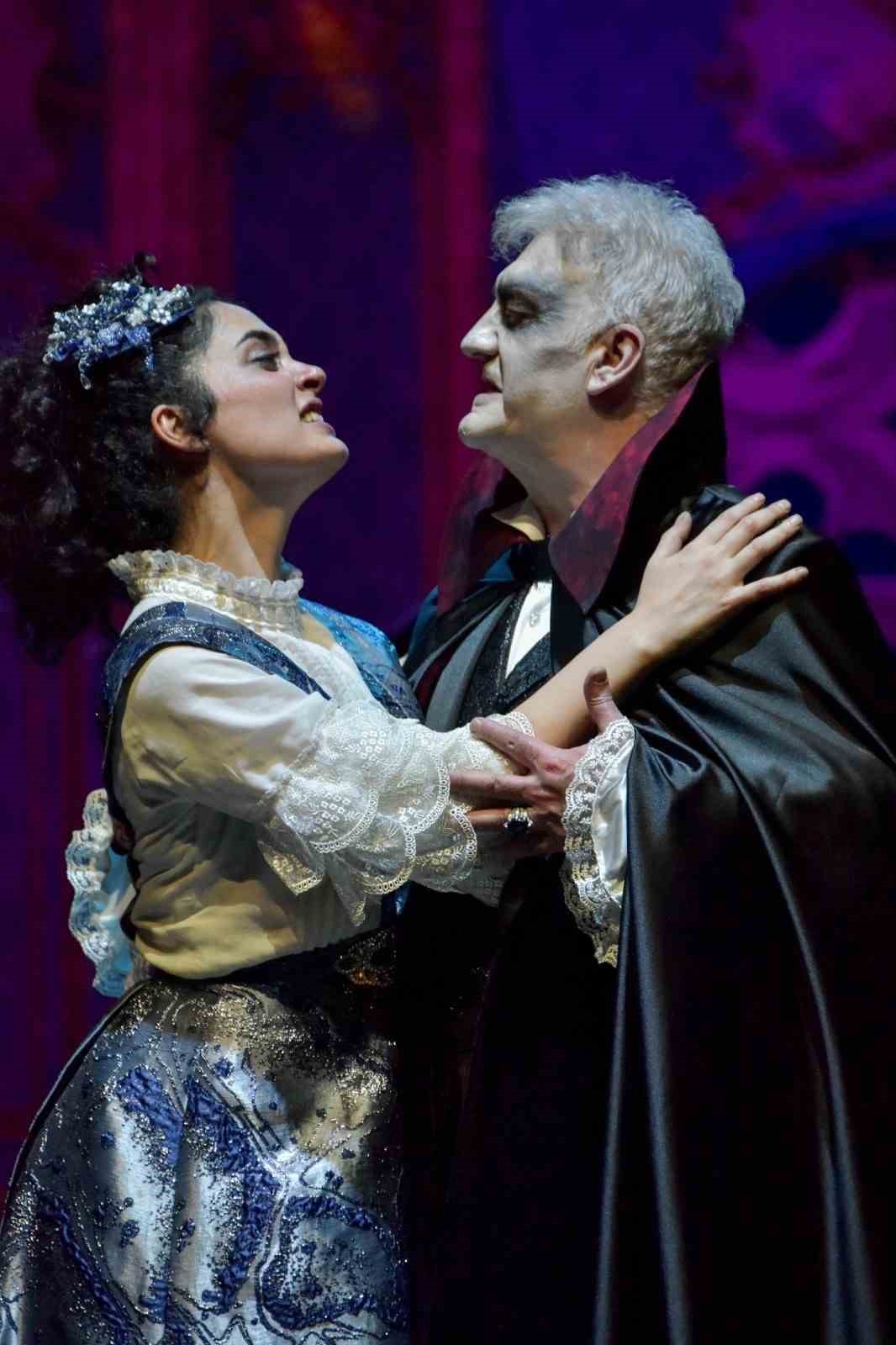 Devlet Tiyatroları&rsquo;nda "Dracula: Bir Dehşet Komedisi" yarın sahne alacak
