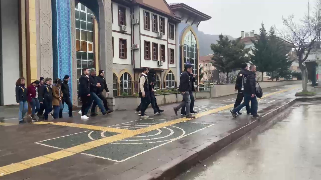 Hastaların fotoğraflarını kullanıp 10 milyon TL haksız yardım toplayan 7 kişi tutuklandı