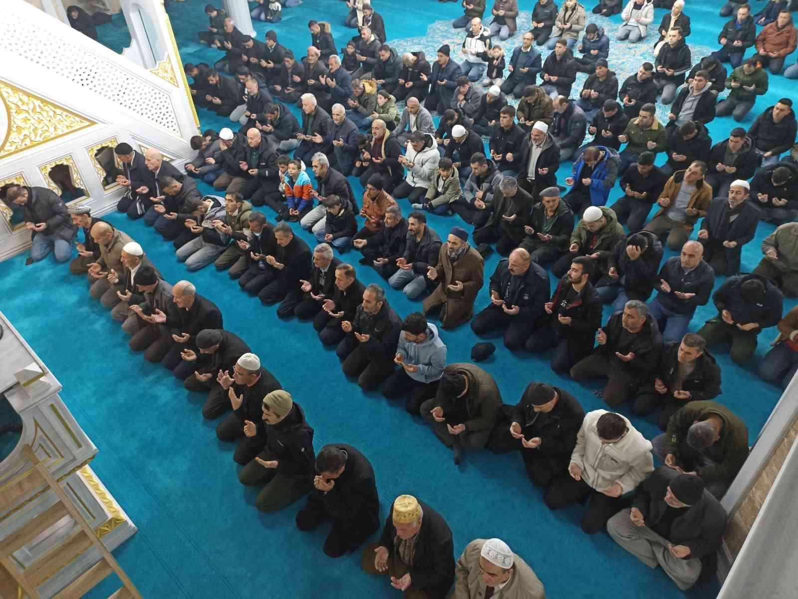 Hakkari’de eller semaya açıldı, dualar edildi