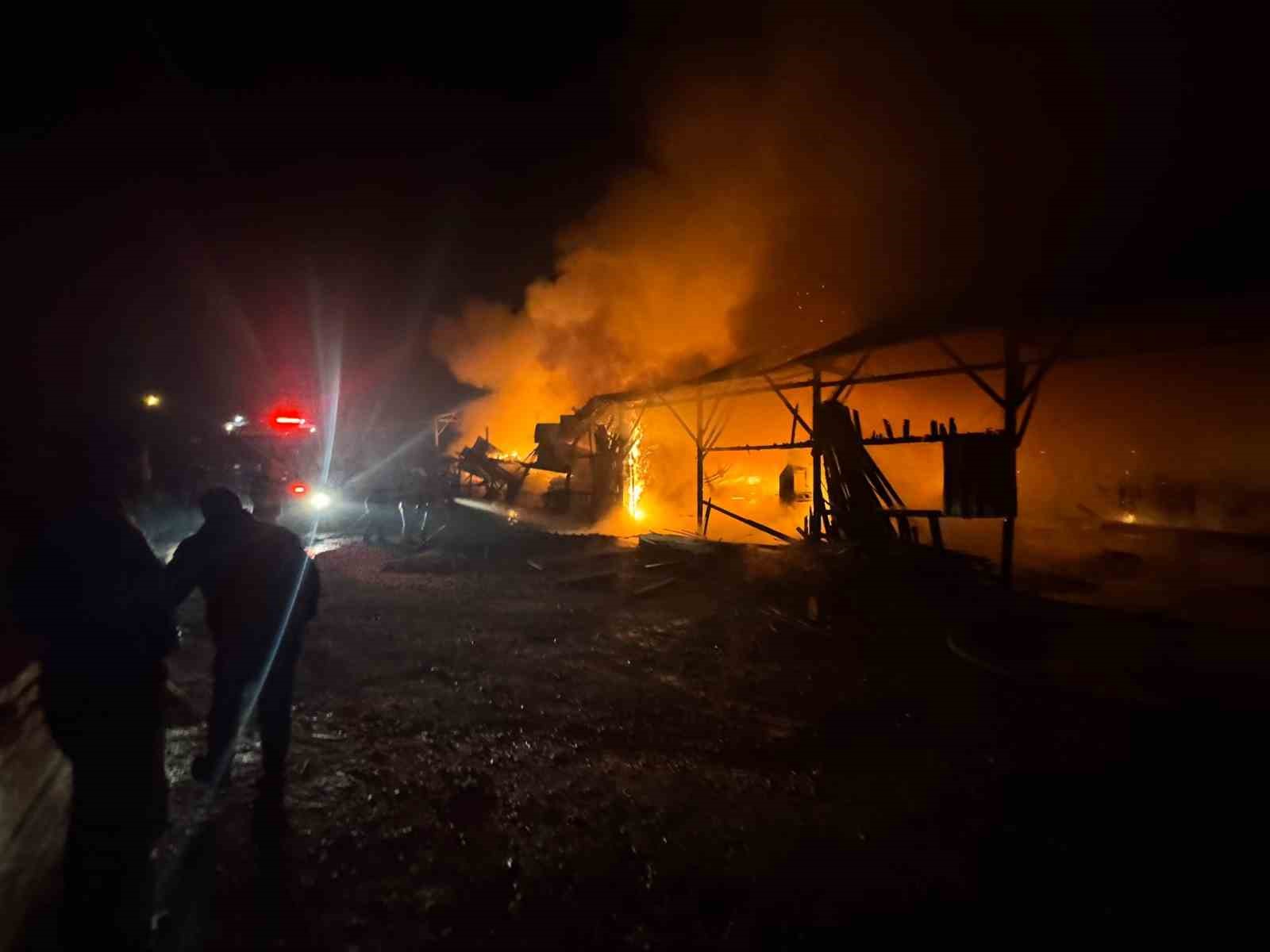 Dursunbey’de kereste deposunda yangın