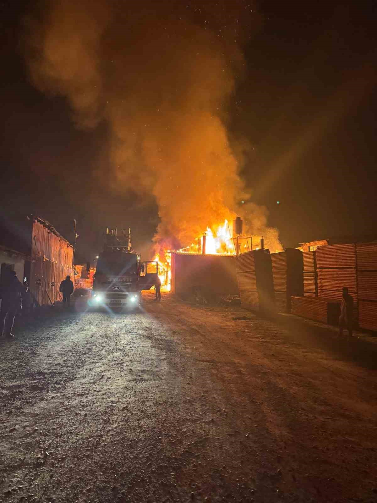 Dursunbey&rsquo;de kereste deposunda yangın
