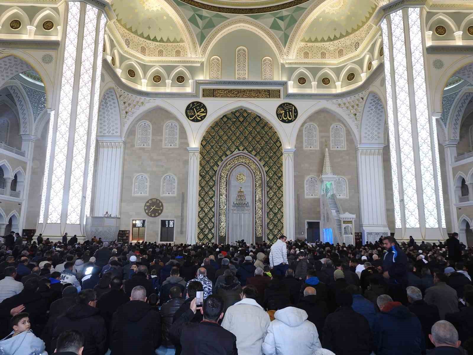 Ramazan’ın müjdecisi Berat Kandili Gaziantep’te dualarla idrak edildi
