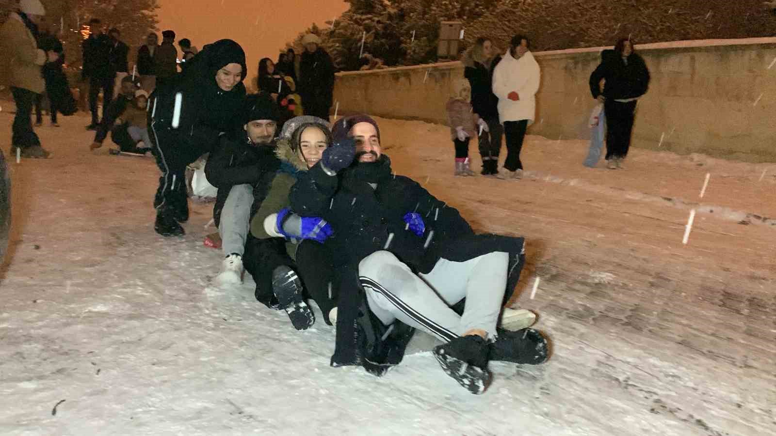 Karaman’da vatandaşların kar keyfi: Poşetlerle ve sinilerle kayarak eğlendiler