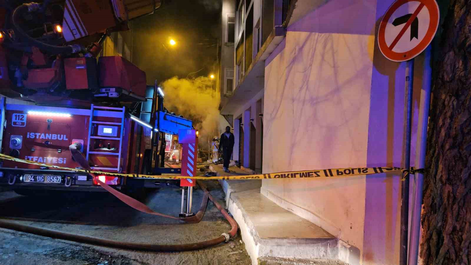 Beyoğlu&rsquo;nda 3 katlı binada yangın paniği: Vatandaşlar can havliyle ka&ccedil;tı
