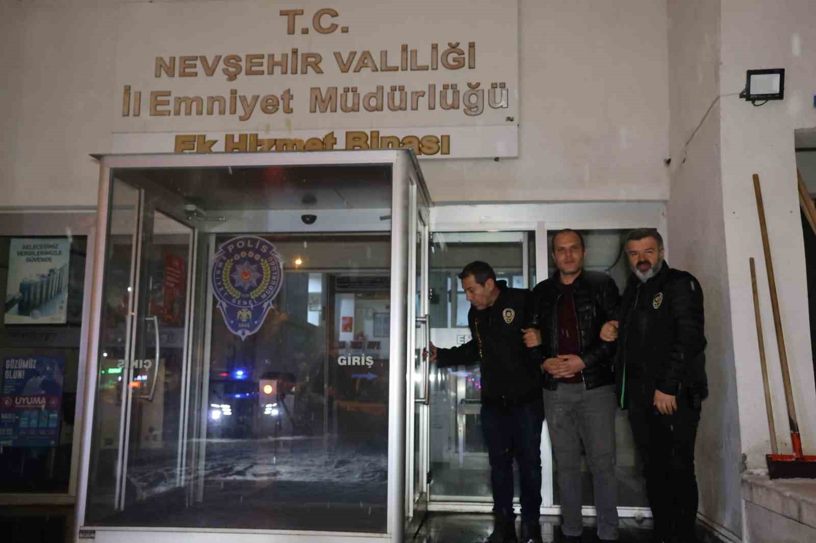 "Su&ccedil; ve su&ccedil;luyu &ouml;vmekten" g&ouml;zaltına alındı
