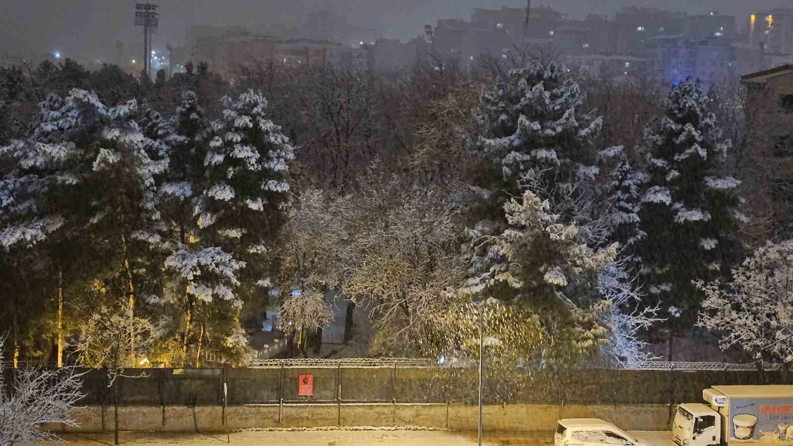 Siirt&rsquo;te kar yağışı şehri beyaza b&uuml;r&uuml;d&uuml;
