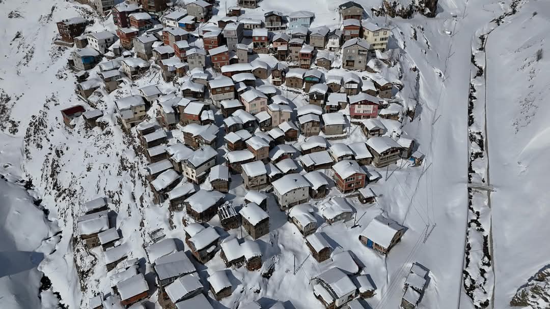 Yusufeli Yüncüler Köyü Yaylası’ndan kar manzaraları