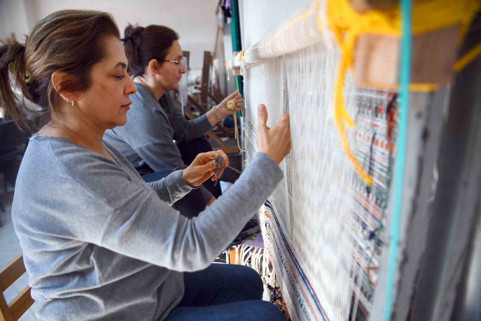 &Ccedil;ukurovalı kadınlara kilim dokuma kursu
