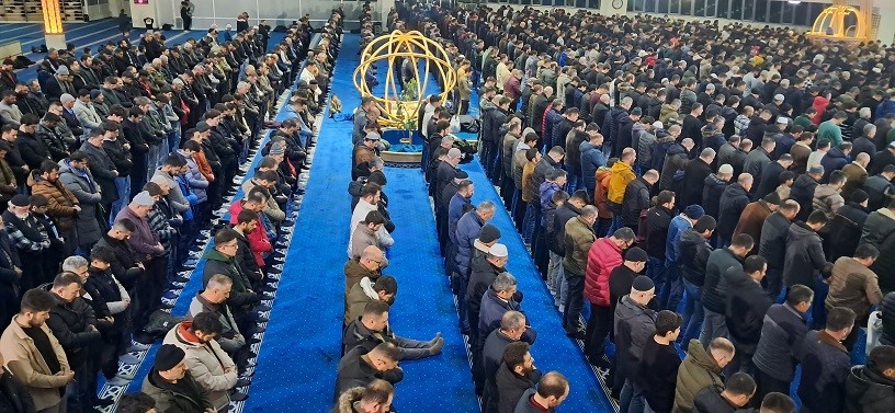 Erzincanlılar Berat Kandilinde camileri doldurdu