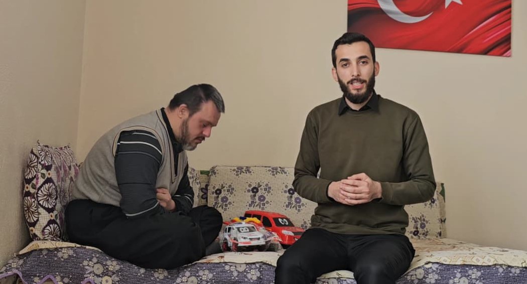 Down sendromlu gen&ccedil; imamın umre d&ouml;n&uuml;ş&uuml;n&uuml; kapıda bekledi
