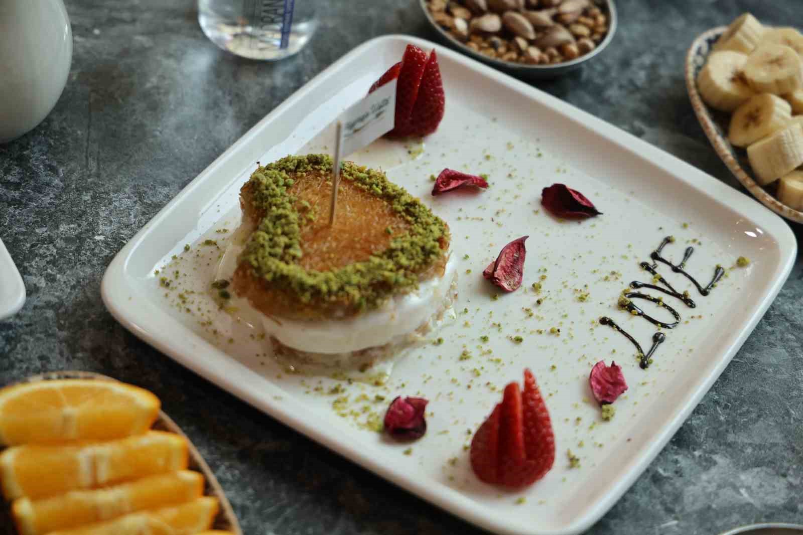 Adanalı tatlıcıdan 14 Şubat’a özel ’kalp’ şeklinde künefe