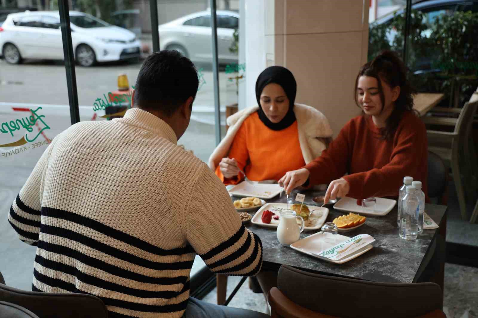 Adanalı tatlıcıdan 14 Şubat&rsquo;a &ouml;zel &rsquo;kalp&rsquo; şeklinde k&uuml;nefe
