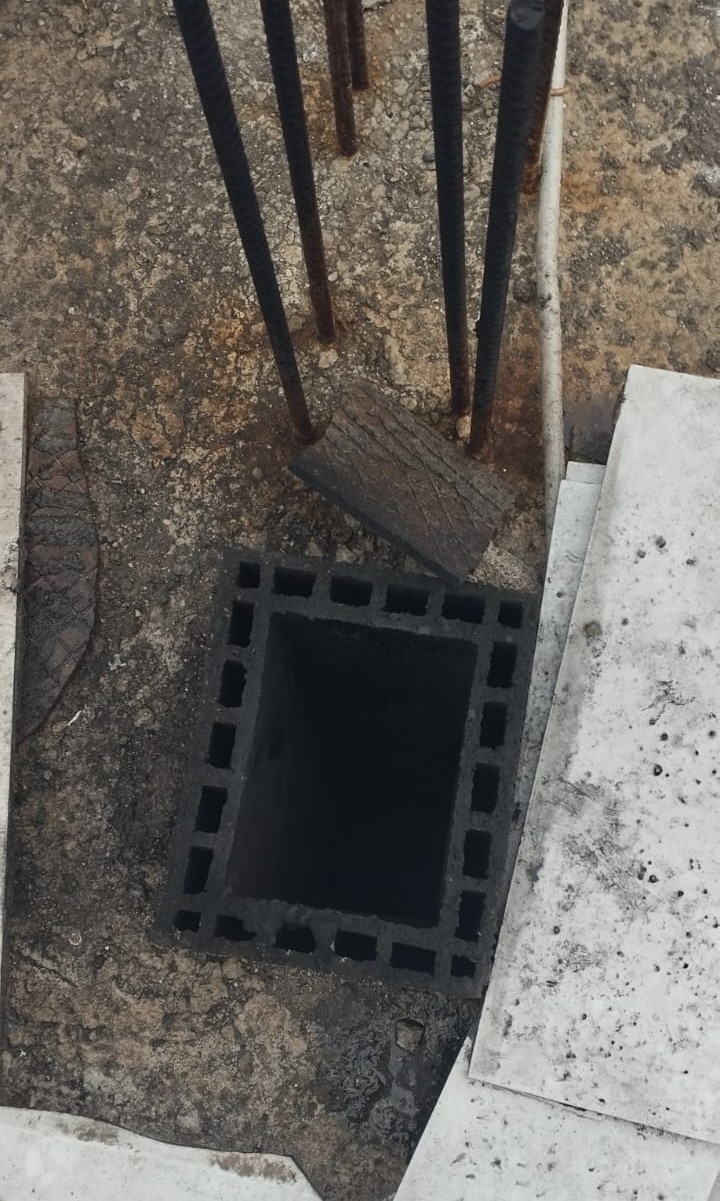 Bacaya d&uuml;şen yavru k&ouml;pek, itfaiye ekiplerince soba borusu s&ouml;k&uuml;lerek kurtarıldı
