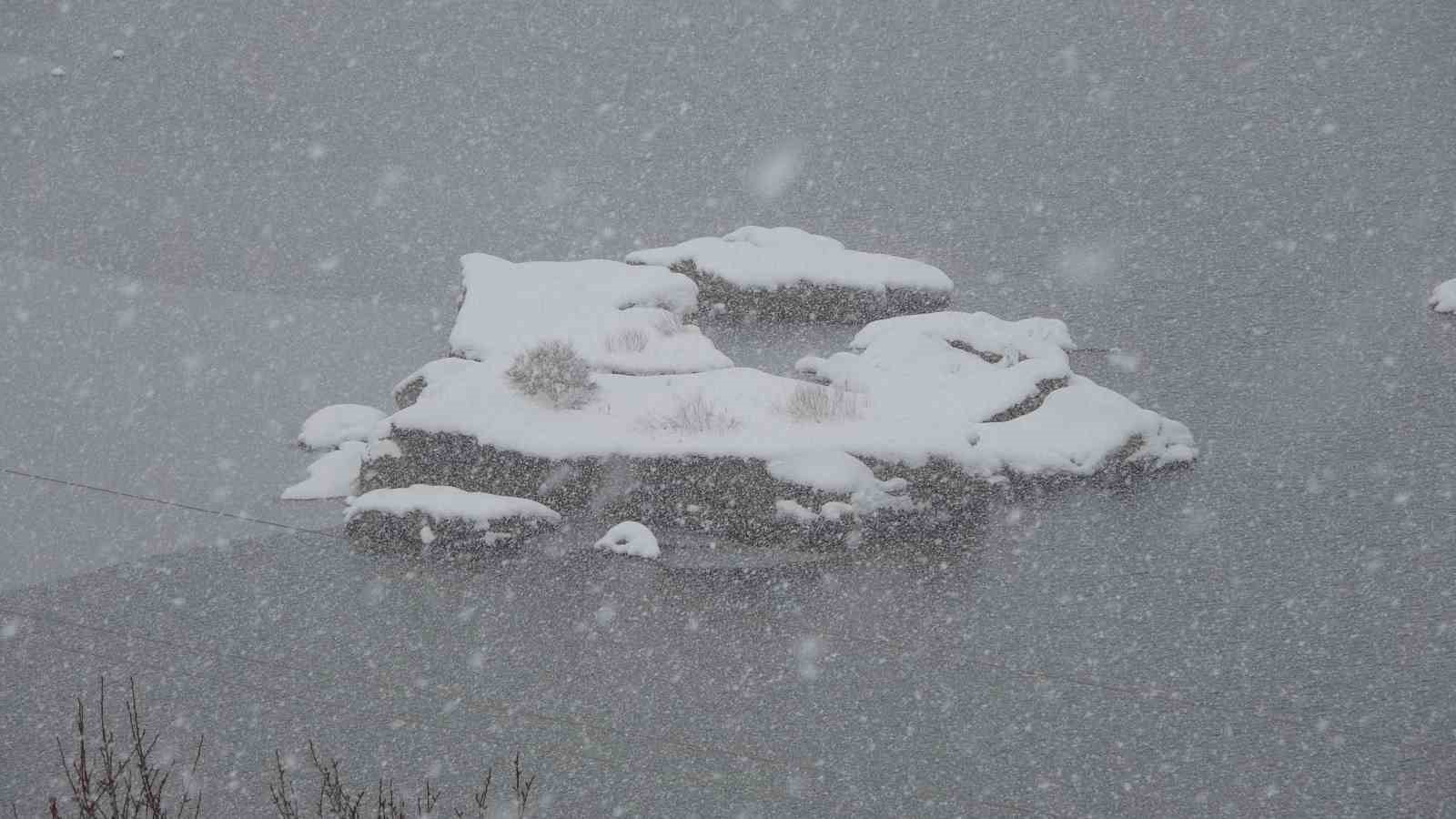 Buz tutan &Ccedil;at Barajı&rsquo;ndaki y&uuml;zen adalar beyaza b&uuml;r&uuml;nd&uuml;
