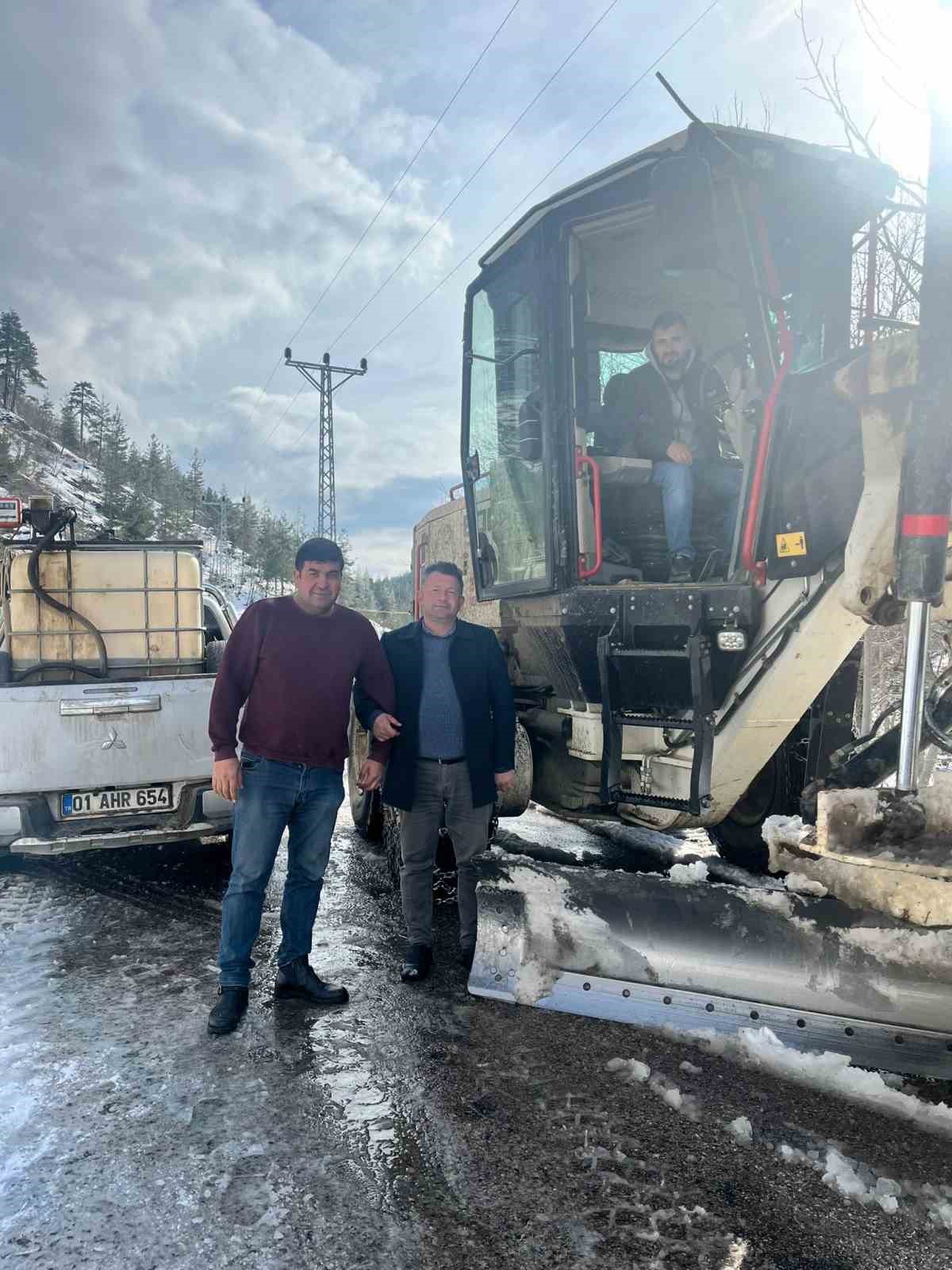 Adana&rsquo;da kar yolları kapattı, kartpostallık g&ouml;r&uuml;nt&uuml; oluşturdu
