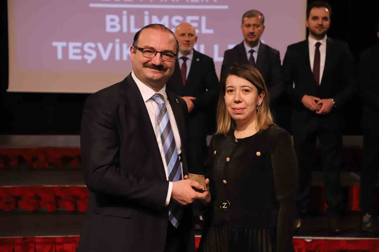 Atat&uuml;rk &Uuml;niversitesi&rsquo;nde bilimsel teşvik &ouml;d&uuml;lleri sahiplerini buldu
