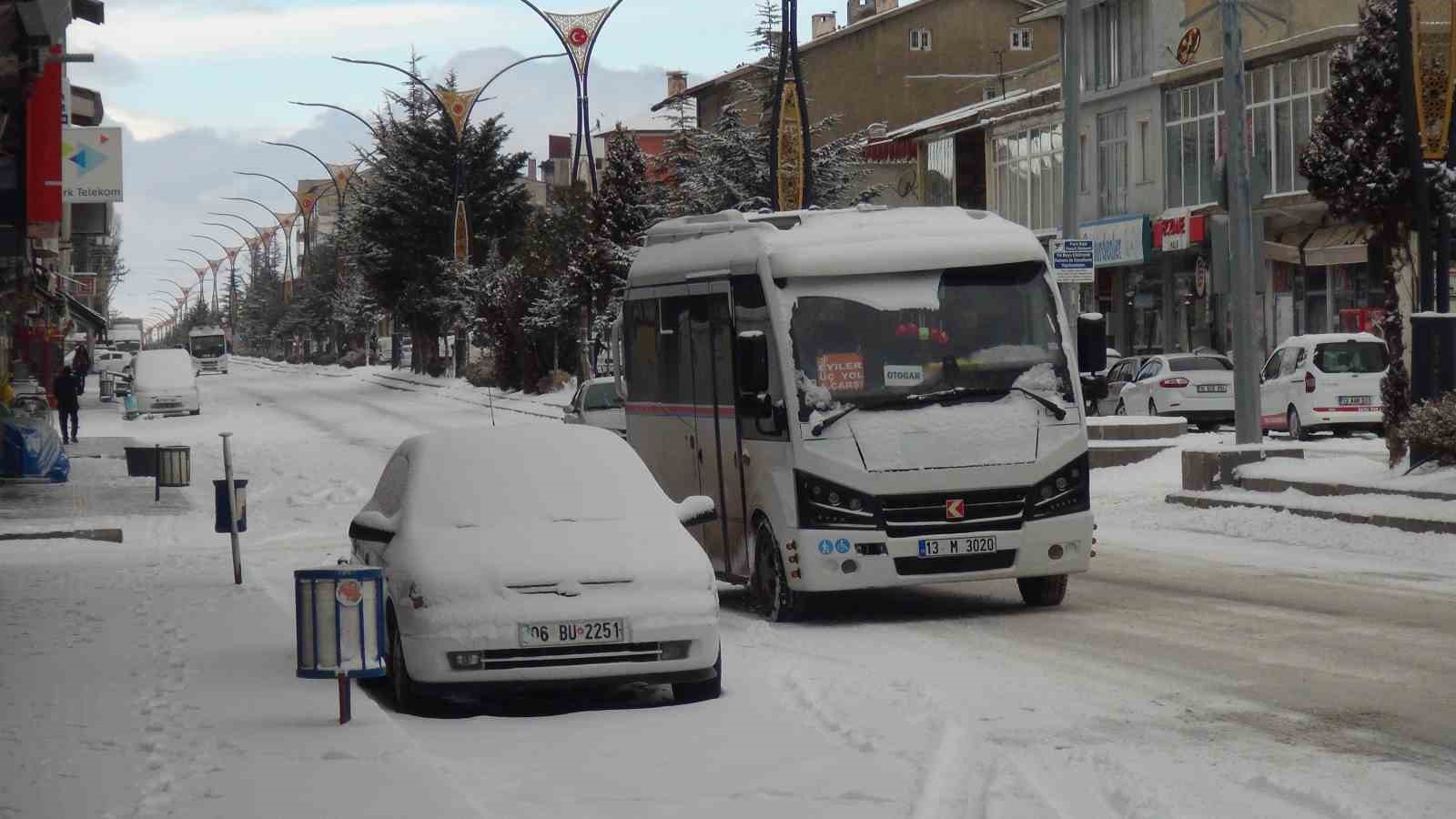 Ahlat&rsquo;ta kar yağışı, 8 k&ouml;y yolu ulaşıma kapandı
