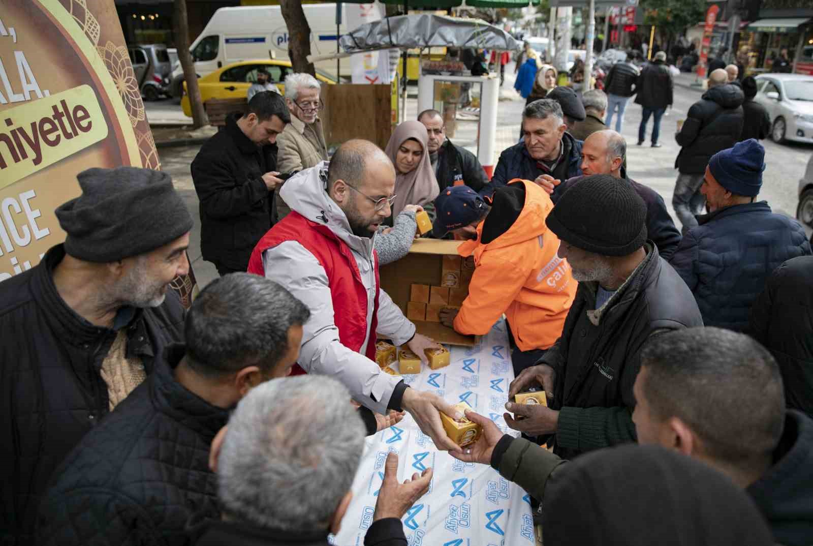 Mersin’de Berat Kandili’nde 15 bin kandil simidi dağıtıldı
