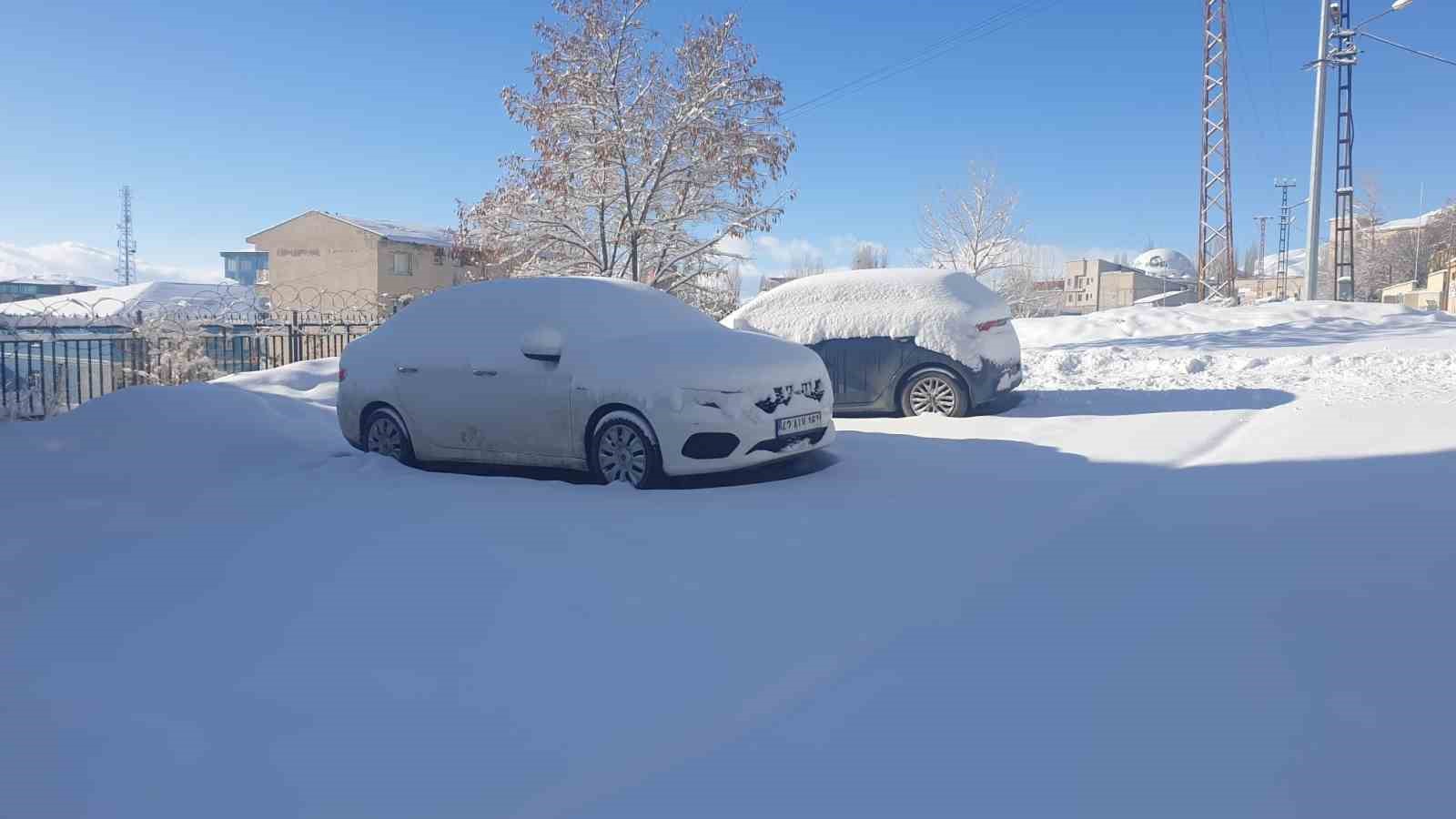 Başkale&rsquo;de kar yağışı: 50 yerleşim yerinin yolu ulaşıma kapandı
