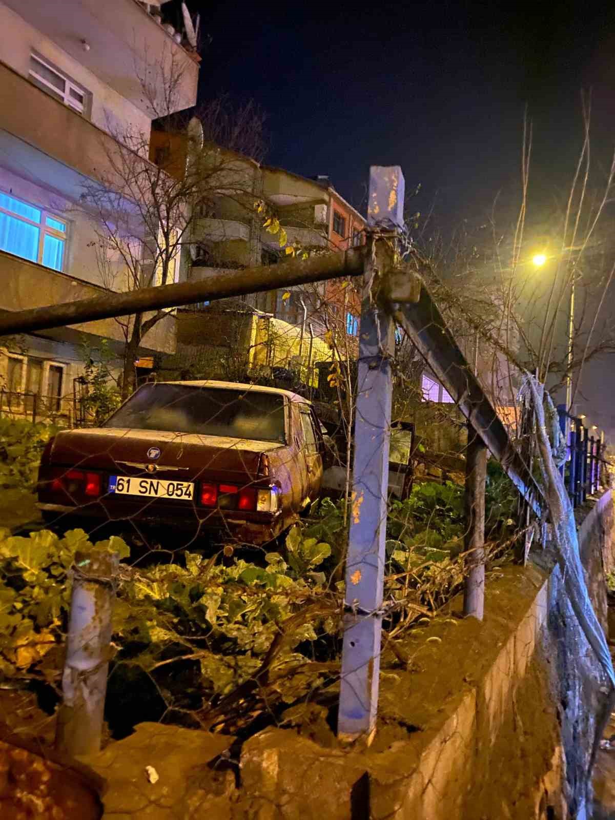 Sürücü direksiyon hakimiyetini kaybetti otomobil bahçeye uçtu
