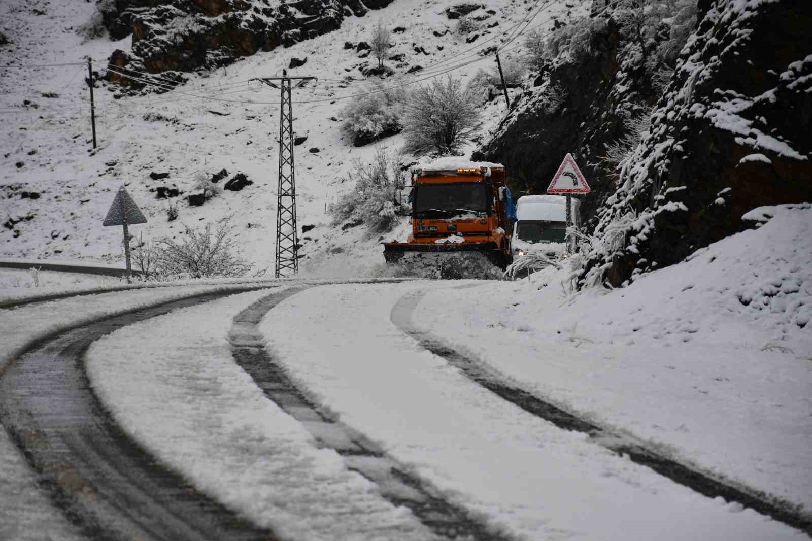 Şırnak&rsquo;ta kar yağışı nedeniyle kapanan yollar a&ccedil;ılıyor
