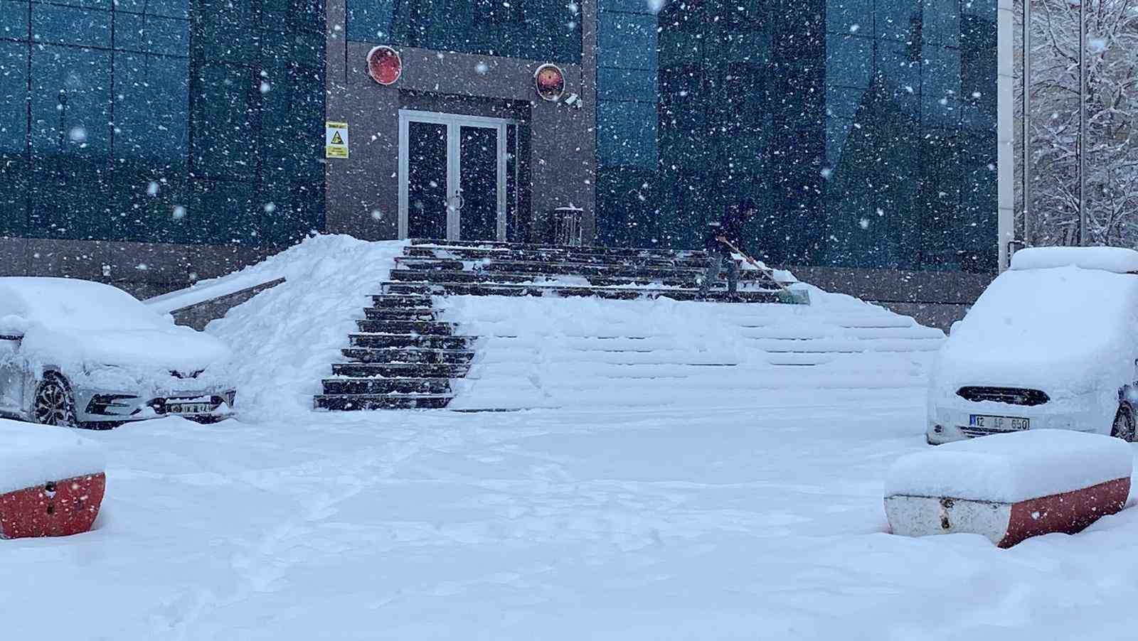 Bing&ouml;l&rsquo;de kar esareti: Ara&ccedil;lar kar yığını altında kaldı
