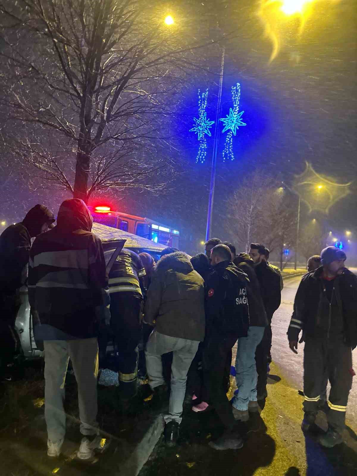 Direksiyon hakimiyetini kaybeden otomobil ağaca çarptı