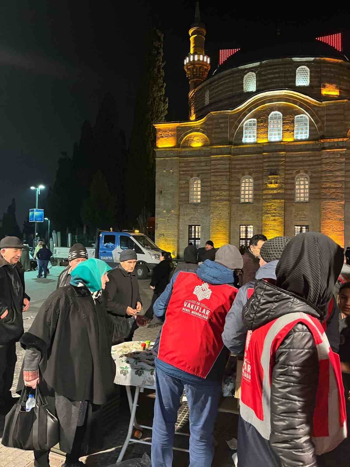 Vakıflar Bursa Bölge Müdürlüğü&rsquo;nden salep ve kandil simidi ikramı