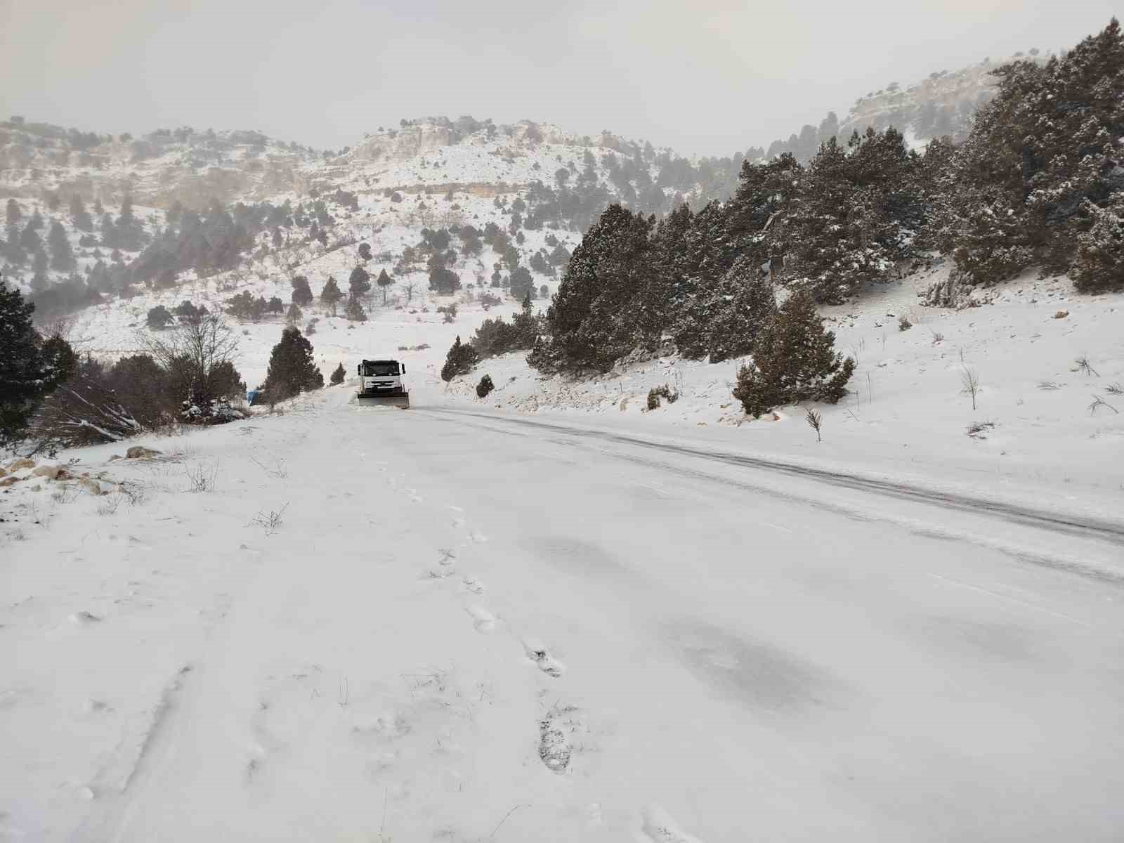 Mersin&rsquo;in y&uuml;ksek kesimlerinde karla m&uuml;cadele &ccedil;alışmaları s&uuml;r&uuml;yor
