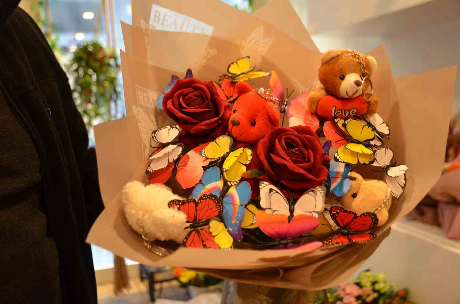 14 Şubat&rsquo;ın vazge&ccedil;ilmezi kırmızı g&uuml;l yerini yeni nesil buketlere bıraktı
