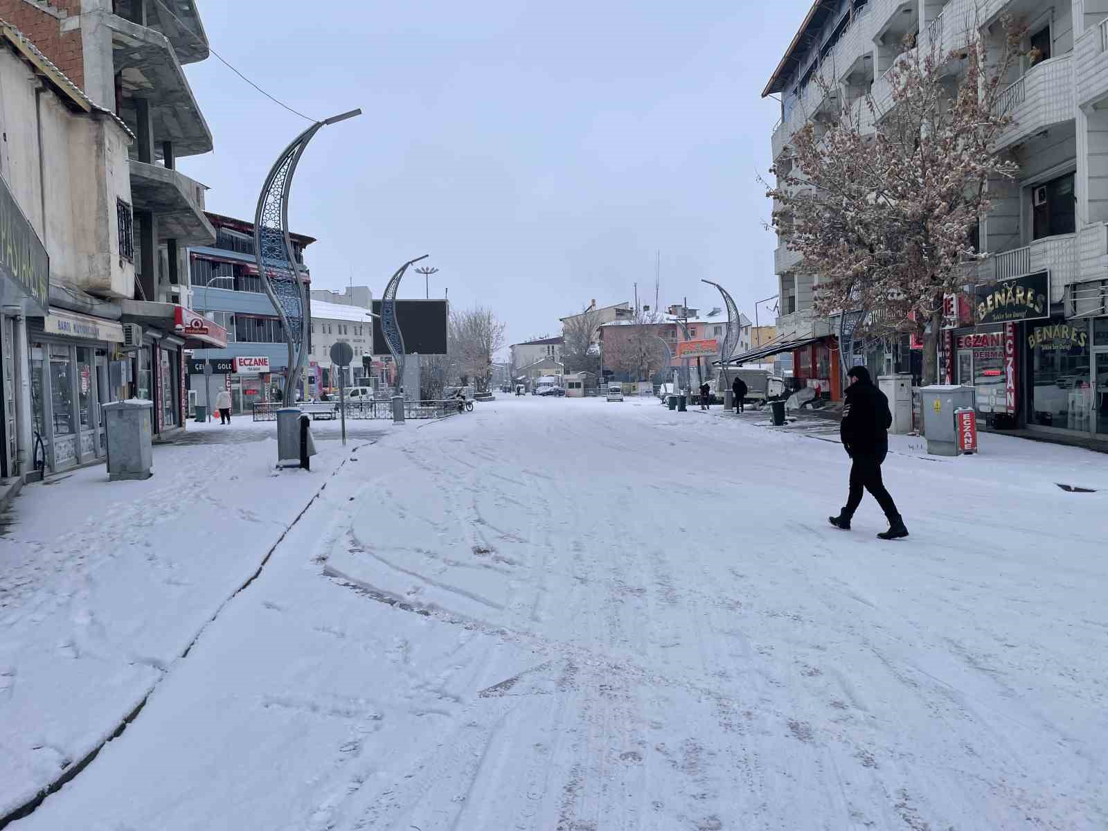 Malazgirt&rsquo;te kar yağışı: Okullar tatil edildi
