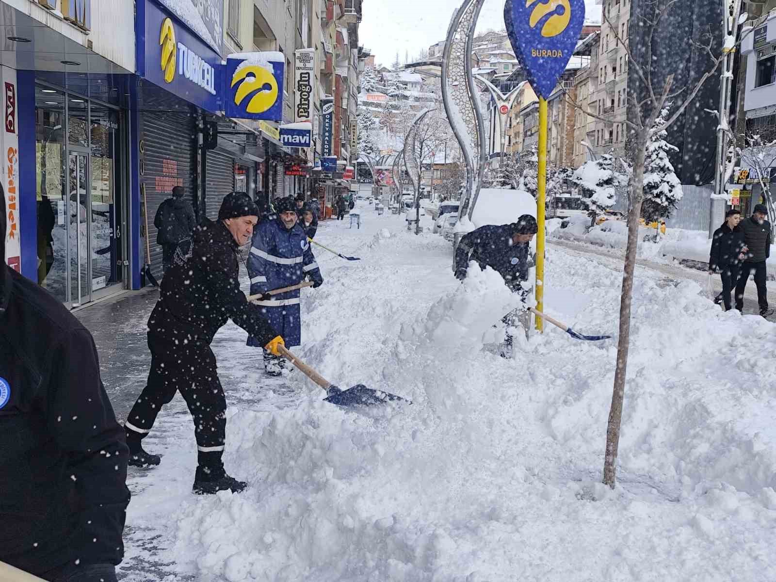 Hakkari Belediyesinden karla mücadele seferberliği