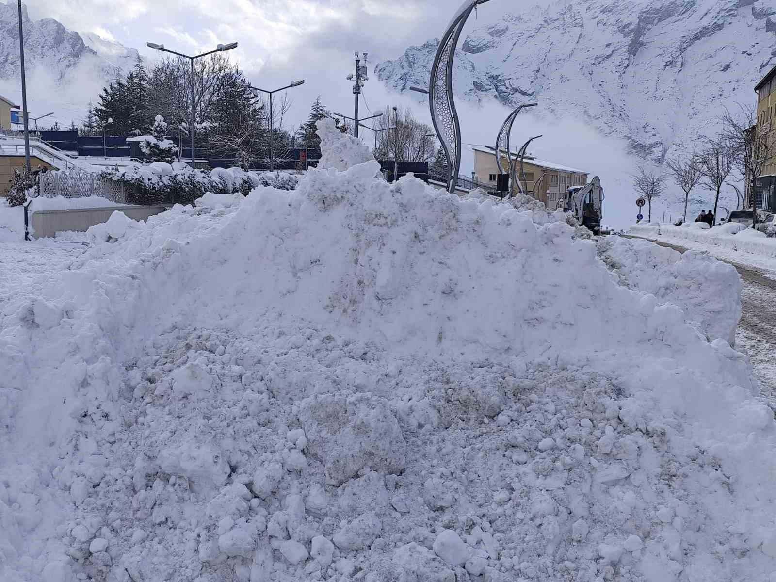 Hakkari Belediyesinden karla m&uuml;cadele seferberliği
