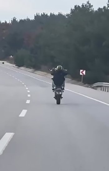 &Ccedil;anakkale&rsquo;de tek teker &uuml;zerinde giden motosikletliye 13 bin 420 lira para cezası
