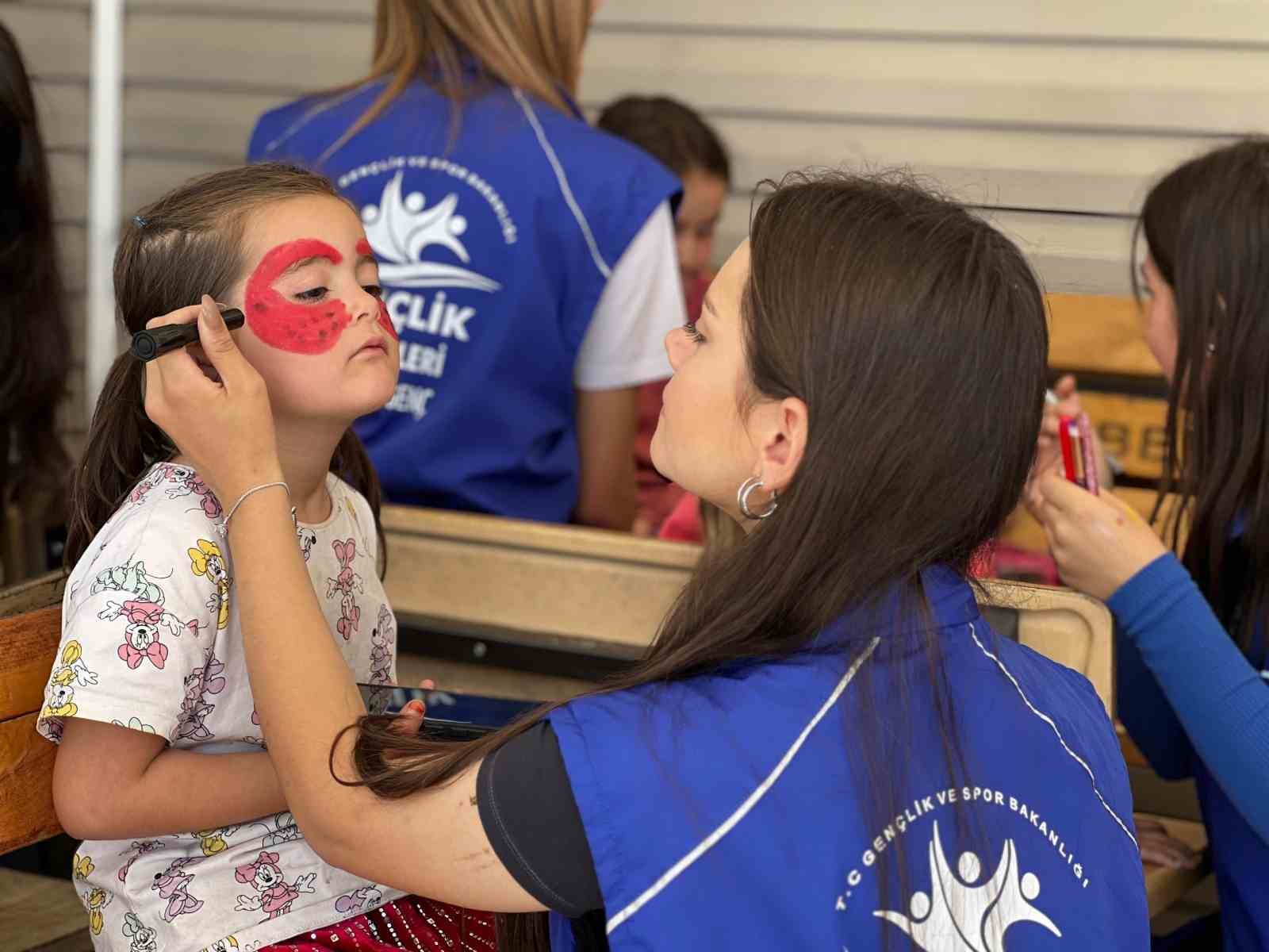 Akhisar Gençlik Merkezi’nden minik kalplere büyük mutluluk