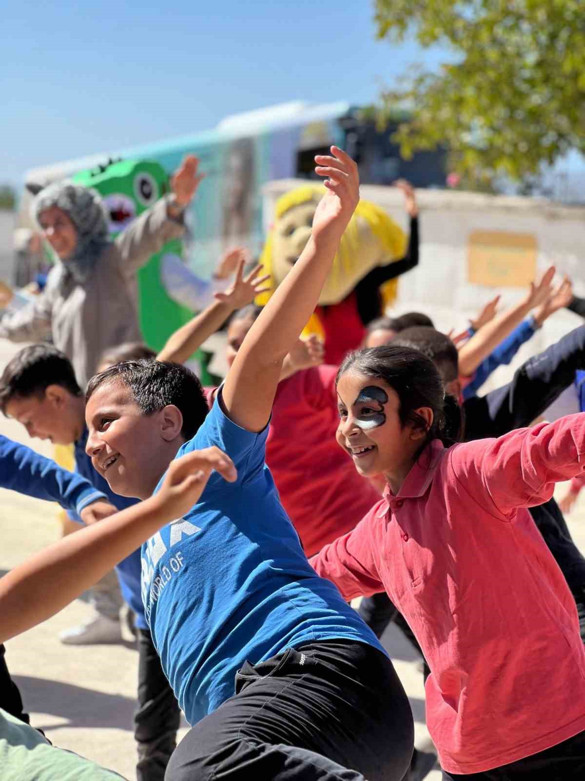 Akhisar Gen&ccedil;lik Merkezi&rsquo;nden minik kalplere b&uuml;y&uuml;k mutluluk
