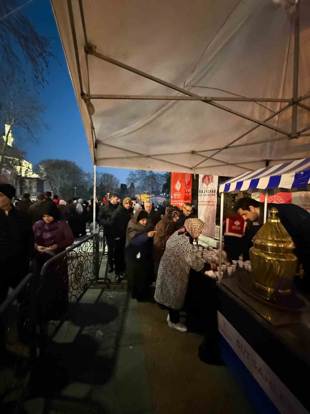 İstanbul’un sembol camilerinde, vatandaşlara salep ve kandil simidi ikramı