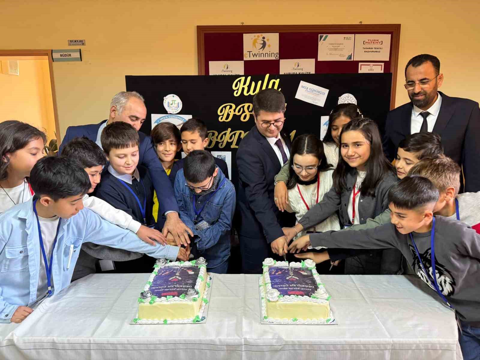 Kula’da küçük yazarlar büyük bir eseri hayata geçirdi