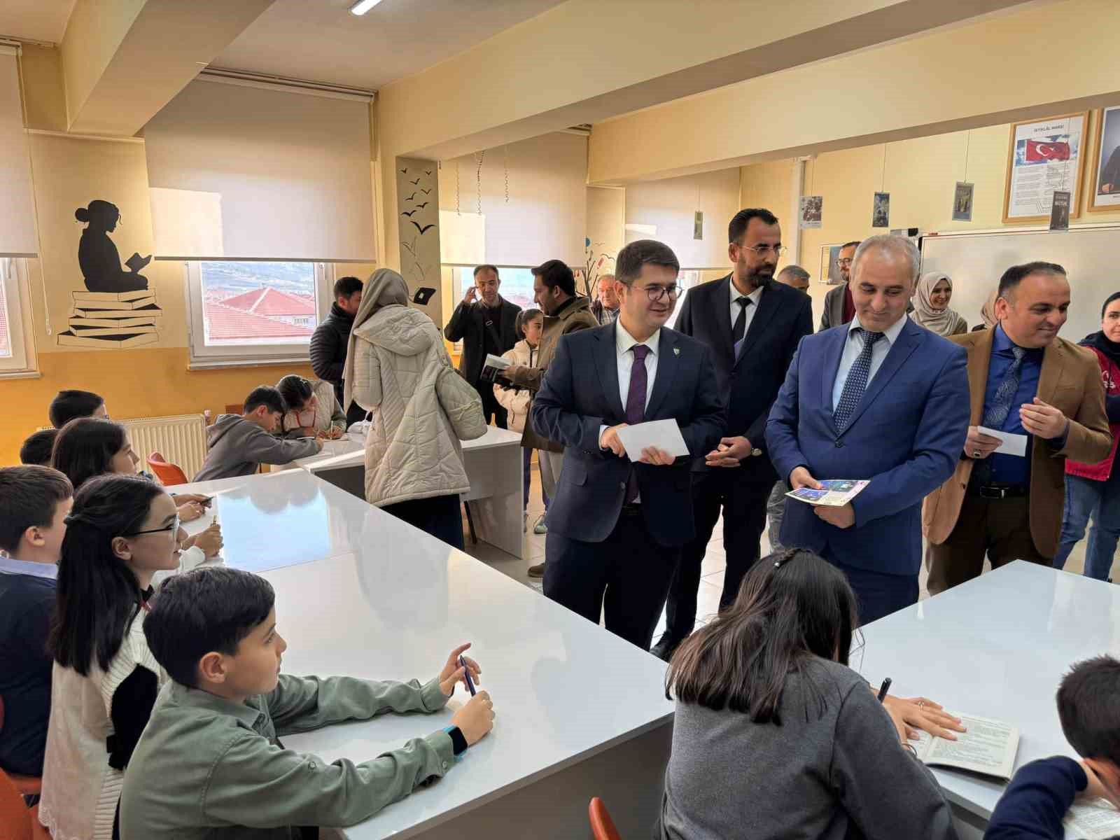 Kula&rsquo;da k&uuml;&ccedil;&uuml;k yazarlar b&uuml;y&uuml;k bir eseri hayata ge&ccedil;irdi
