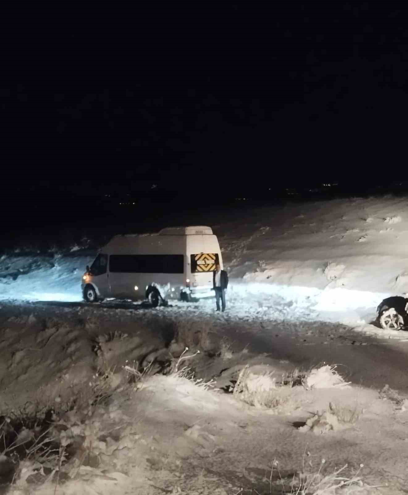 Karda mahsur kalan hasta ve düğün konvoyundakiler kurtarıldı
